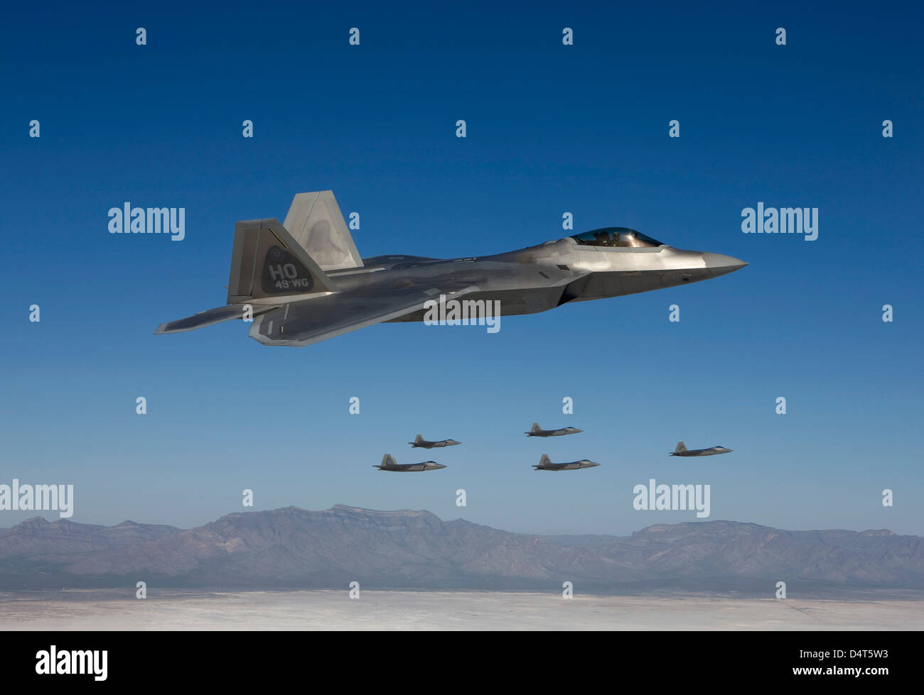 Sei F-22 rapaci volare in formazione durante una missione di addestramento da Holloman Air Force Base in New Mexico. Foto Stock
