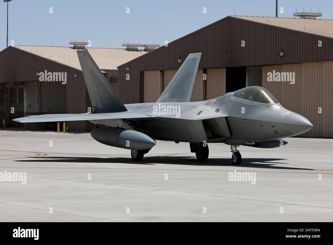 Un F-22 Raptor i taxi per la pista per una missione di addestramento fuori di Holloman Air Force Base in New Mexico. Foto Stock