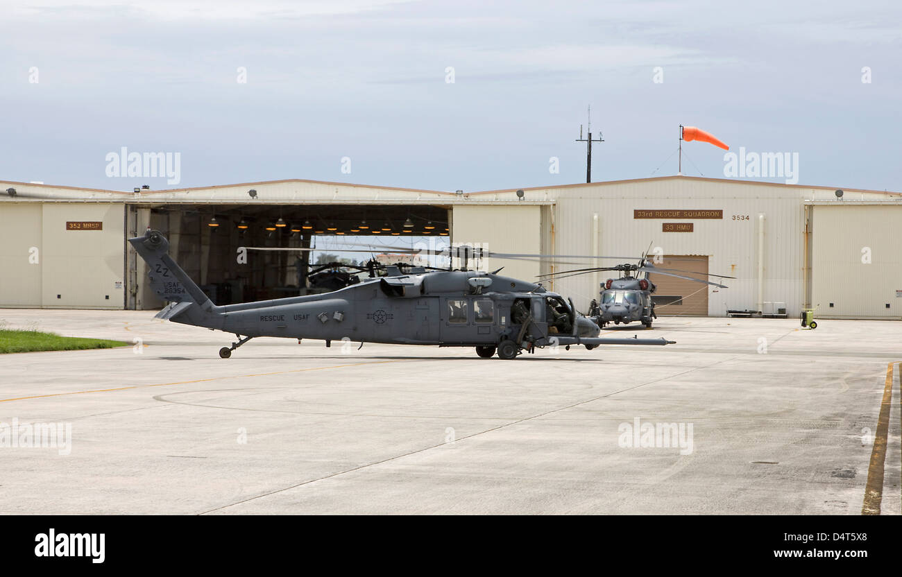 HH-60G Pave Hawk elicotteri a Kadena Air Base, Okinawa, in Giappone. Foto Stock