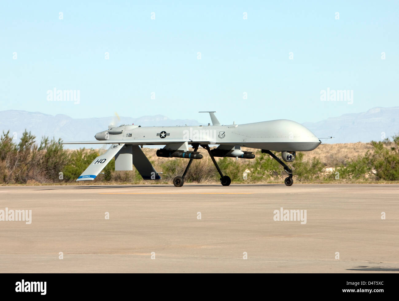 Un MQ-1 Predator i taxi per la pista di atterraggio a Holloman Air Force Base in New Mexico. Foto Stock