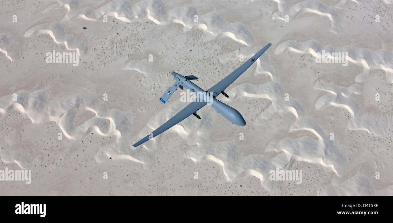 Un MQ-1 Predator vola in una missione di addestramento oltre il White Sands National Monument nel sud del Nuovo Messico. Foto Stock