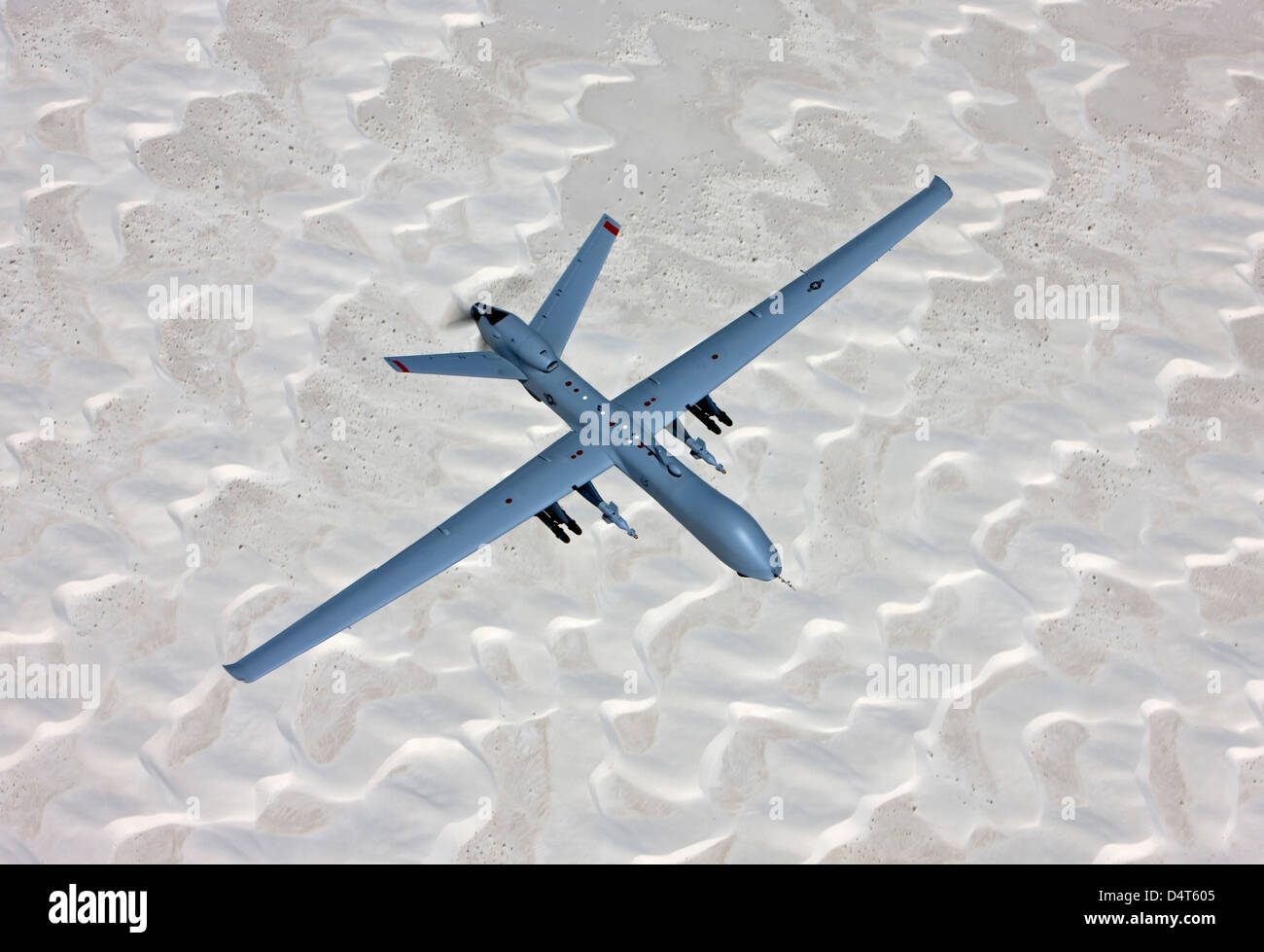 Un MQ-9 Reaper vola in una missione di addestramento oltre il White Sands National Monument nel sud del Nuovo Messico. Foto Stock