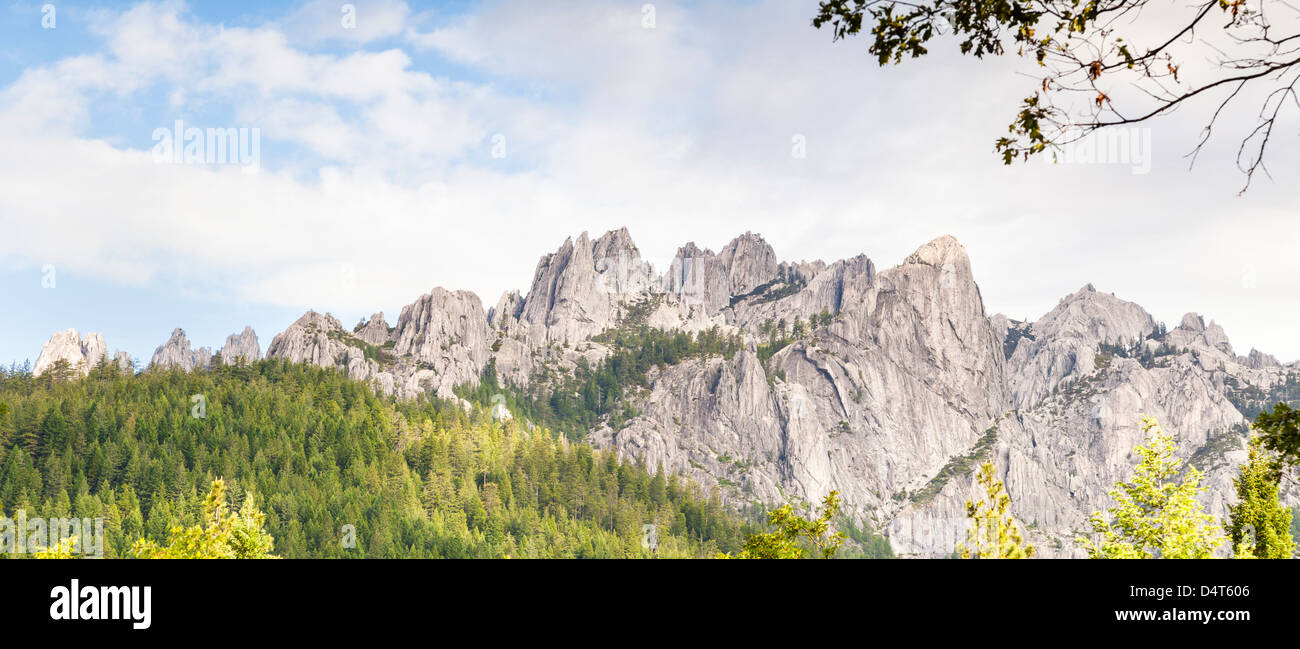 Un inizio di mattina vista panoramica del castello di dirupi, come si vede dalle balze del Castello Parco dello Stato nel nord della California. Foto Stock