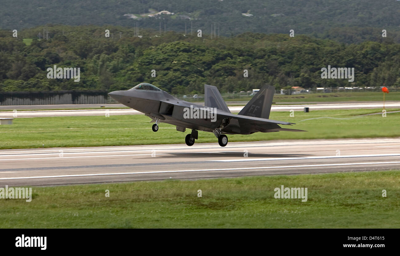 Un F-22 Raptor da Langley Air Force Base, Virginia, prende il largo su una missione di addestramento a Kadena Air Base, Okinawa. Foto Stock