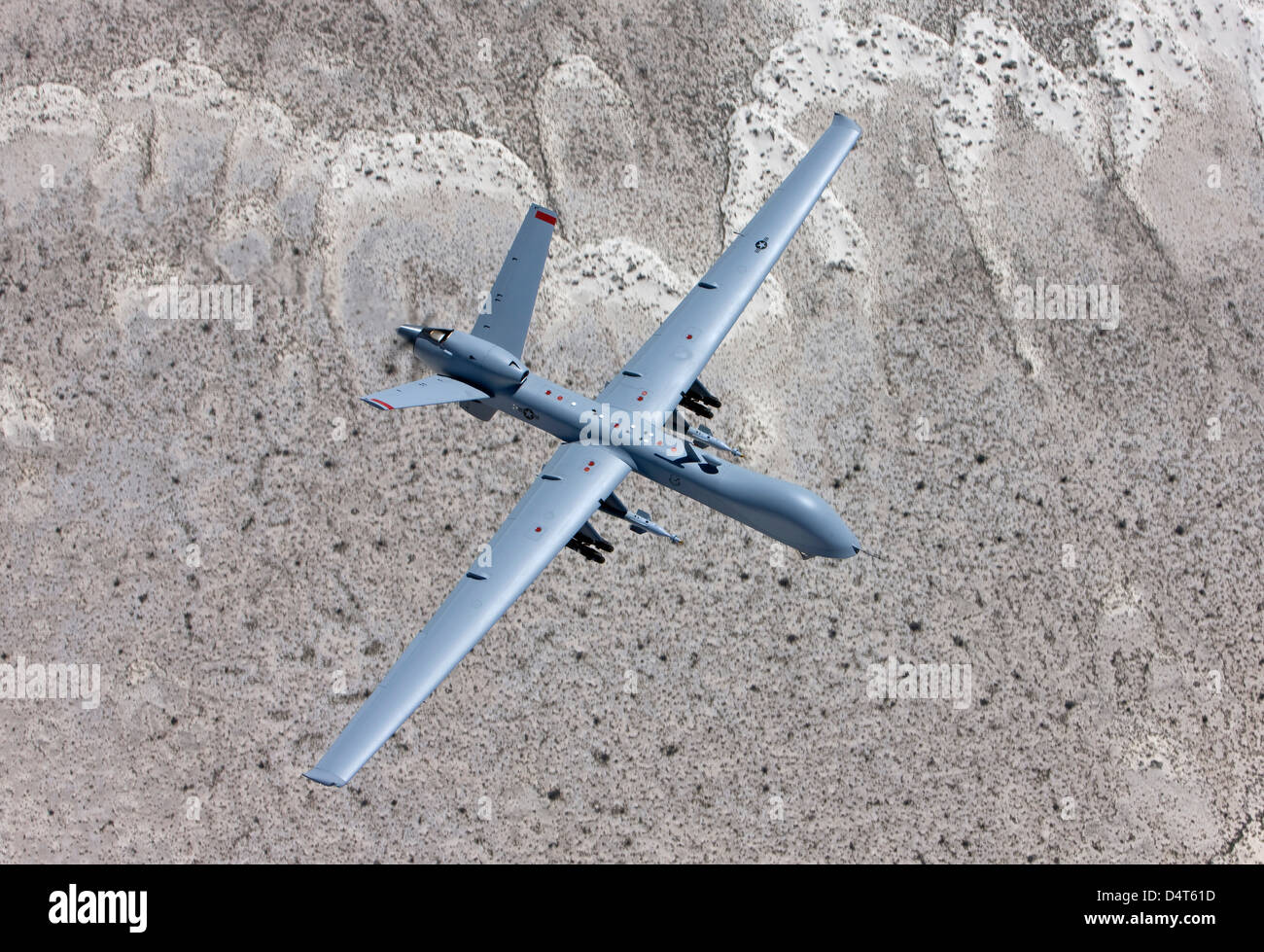 Un MQ-9 Reaper vola in una missione di addestramento oltre il White Sands National Monument nel sud del Nuovo Messico. Foto Stock