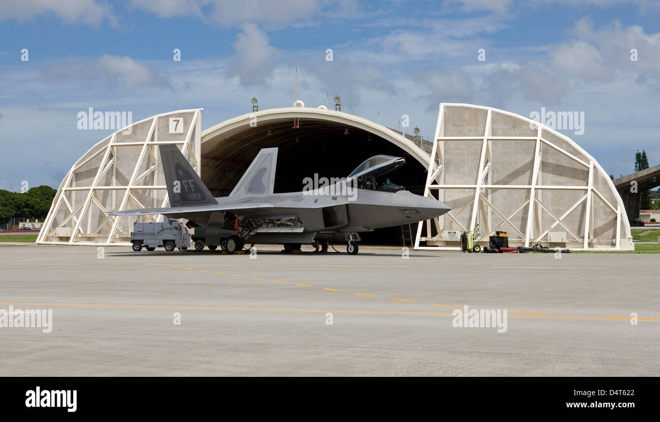 Un F-22 Raptor da Langley Air Force Base, Virginia, si siede di fronte a un aeromobile temprato rifugio a Kadena Air Base, Okinawa. Foto Stock