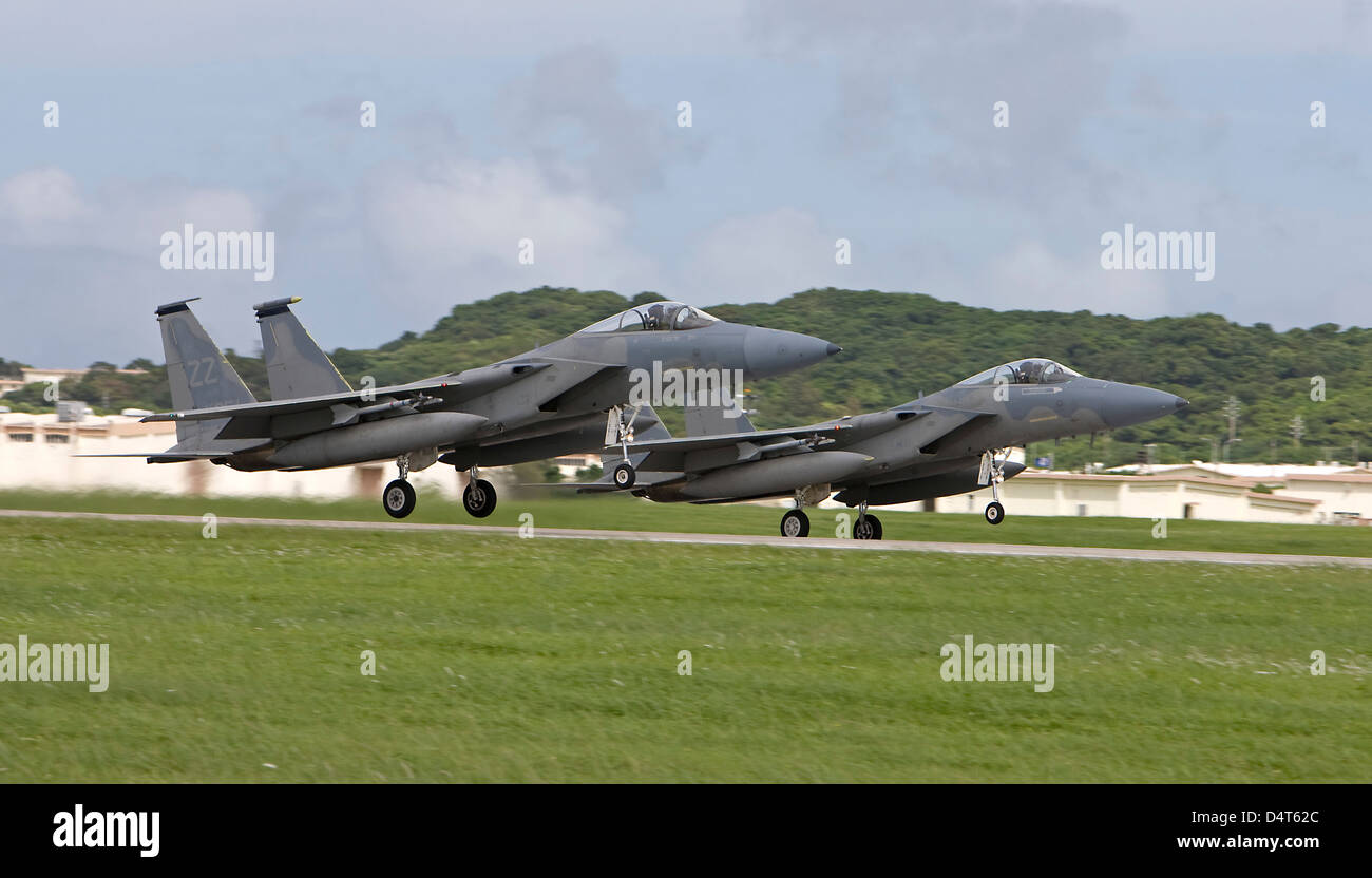 Due F-15's dal XVIII Ala di decollo in formazione a Kadena Air Base, Okinawa, in Giappone. Foto Stock