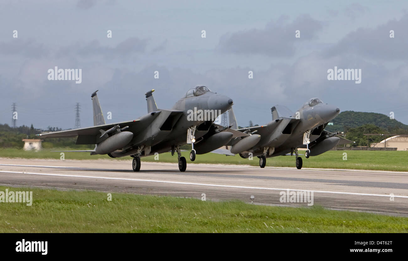 Due F-15's dal XVIII ala per entrare in una formazione in atterraggio a Kadena Air Base, Okinawa, in Giappone. Foto Stock