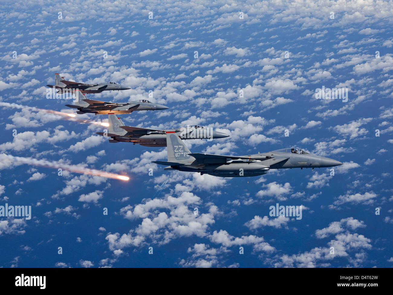 Quattro F-15 Aquile volare in formazione sull'Oceano Pacifico. Foto Stock