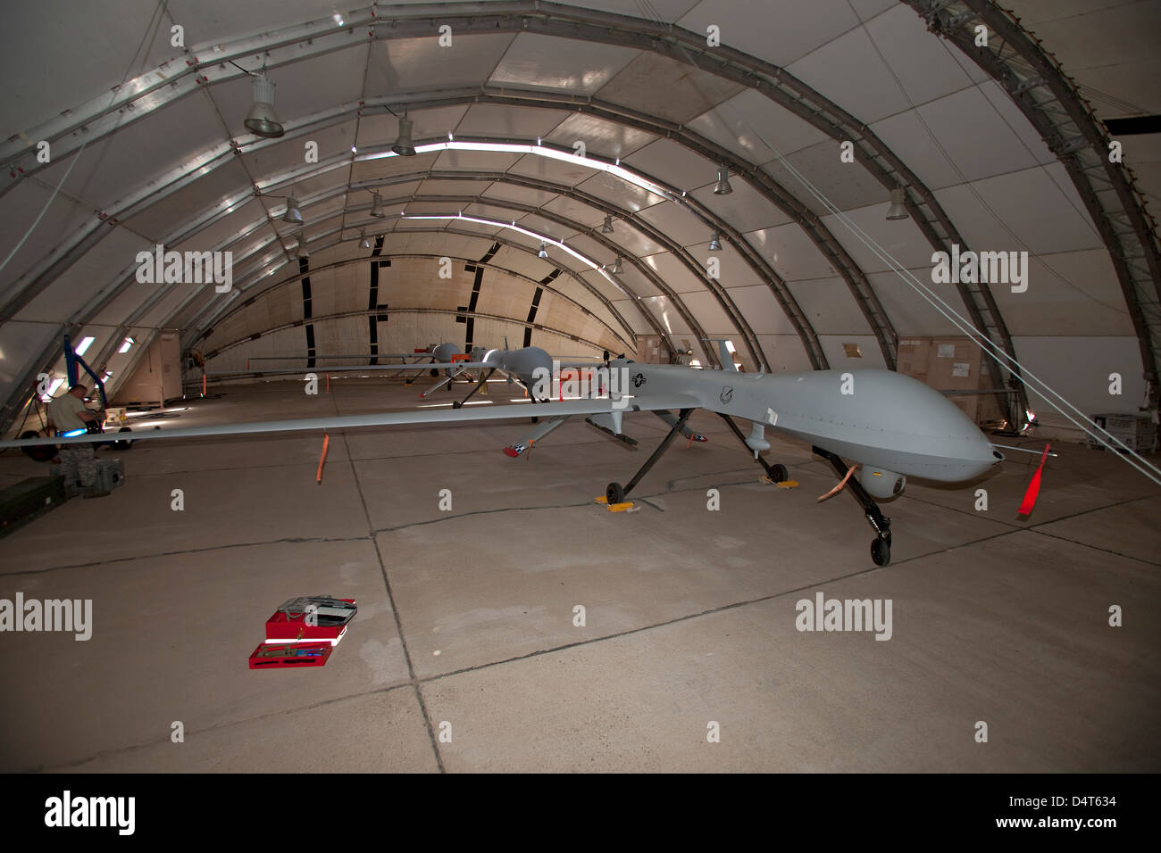 Maintence equipaggi dal 49th Fighter Wing a Holloman Air Force Base in New Mexico, lavorare su MQ-1 predatori in un rifugio. Foto Stock