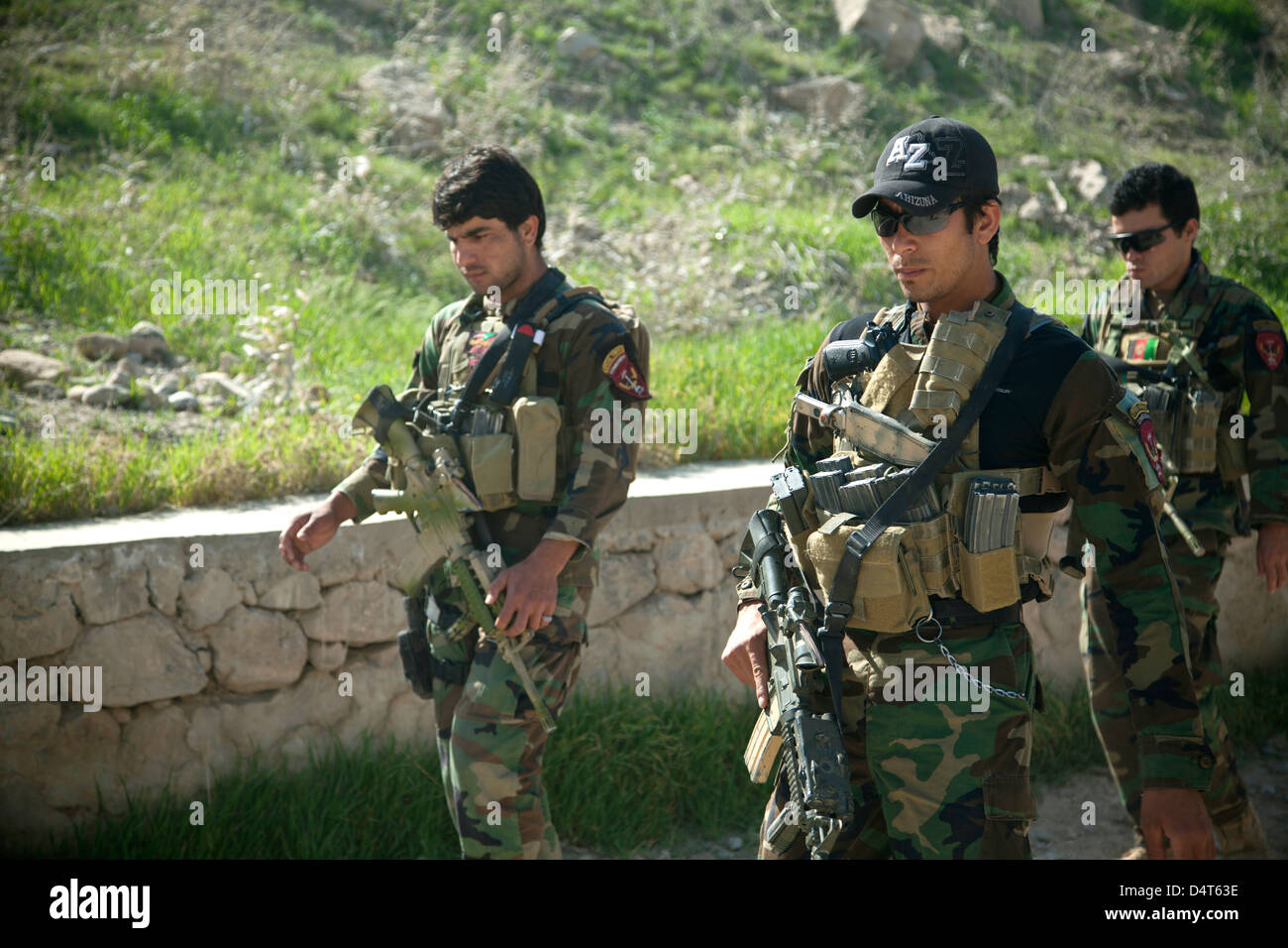 Un esercito nazionale afghano delle forze speciali commandos mantenere la sicurezza durante un afghano di polizia locale la convalida di assunzione Marzo 16, 2013 nella provincia di Helmand, Afghanistan. Foto Stock