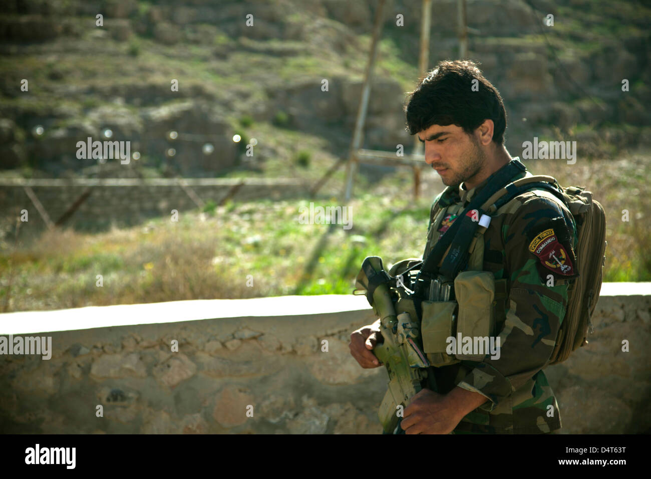 Un esercito nazionale afghano delle forze speciali commando mantiene la sicurezza durante un afghano di polizia locale la convalida di assunzione Marzo 16, 2013 nella provincia di Helmand, Afghanistan. Foto Stock