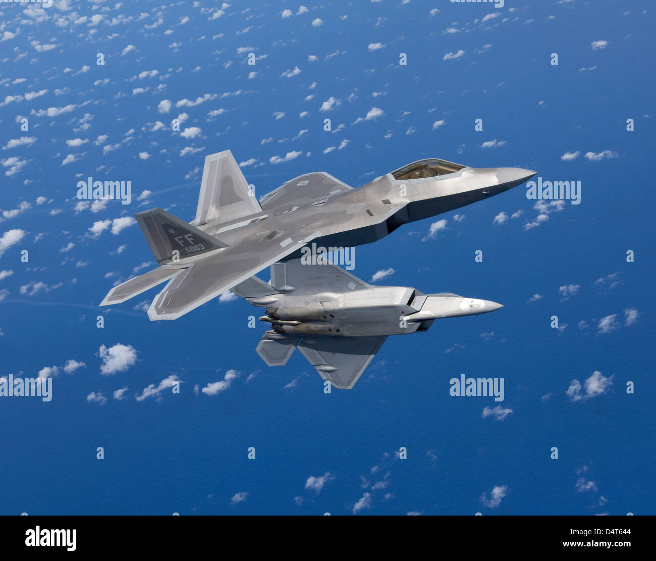 Due F-22 Raptors manovra mentre battenti una missione di addestramento nel corso del Giappone. Foto Stock