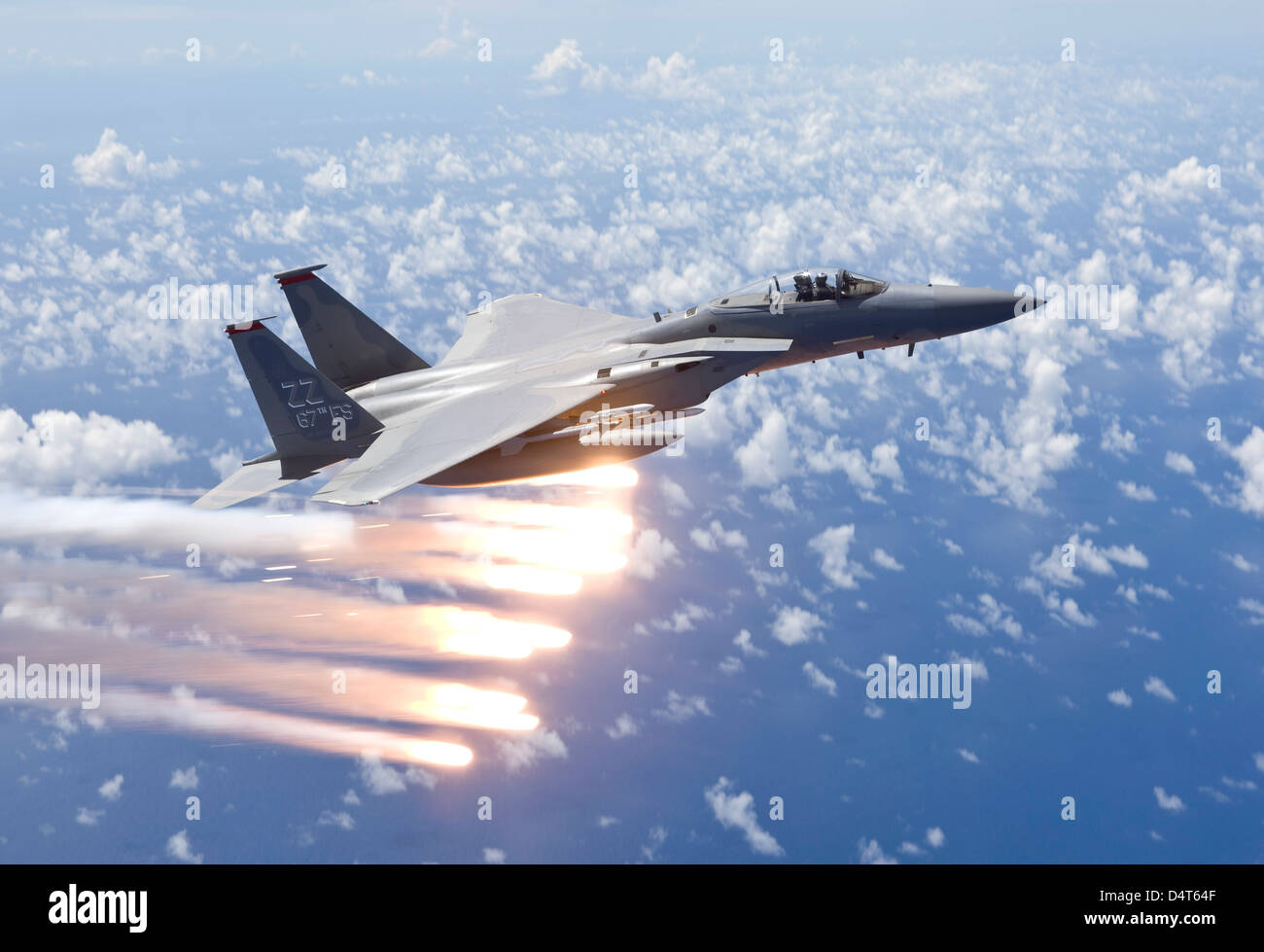 Un F-15 Eagle rilascia flares sull'Oceano Pacifico. Foto Stock