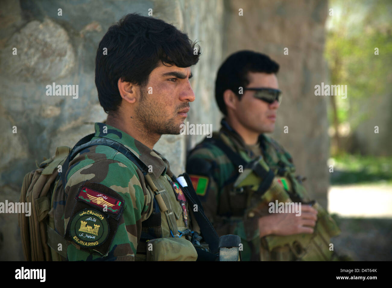 Un esercito nazionale afghano delle forze speciali commandos mantiene la sicurezza durante un afghano di polizia locale la convalida di assunzione Marzo 16, 2013 nella provincia di Helmand, Afghanistan. Foto Stock