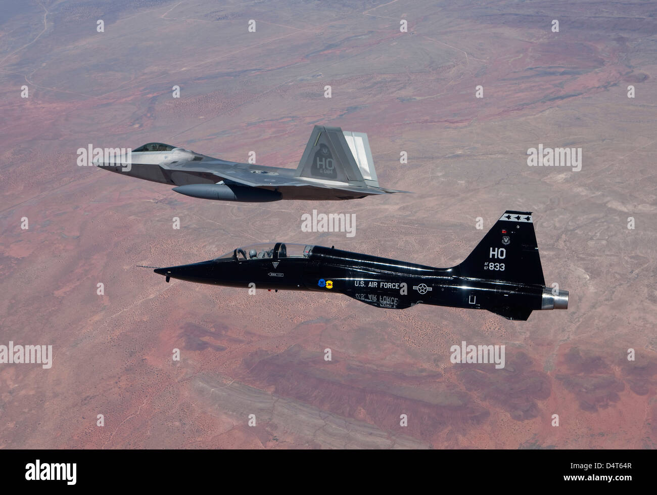 Un F-22 Raptor e un T-38 Taloni volare in formazione su New Mexico. Foto Stock