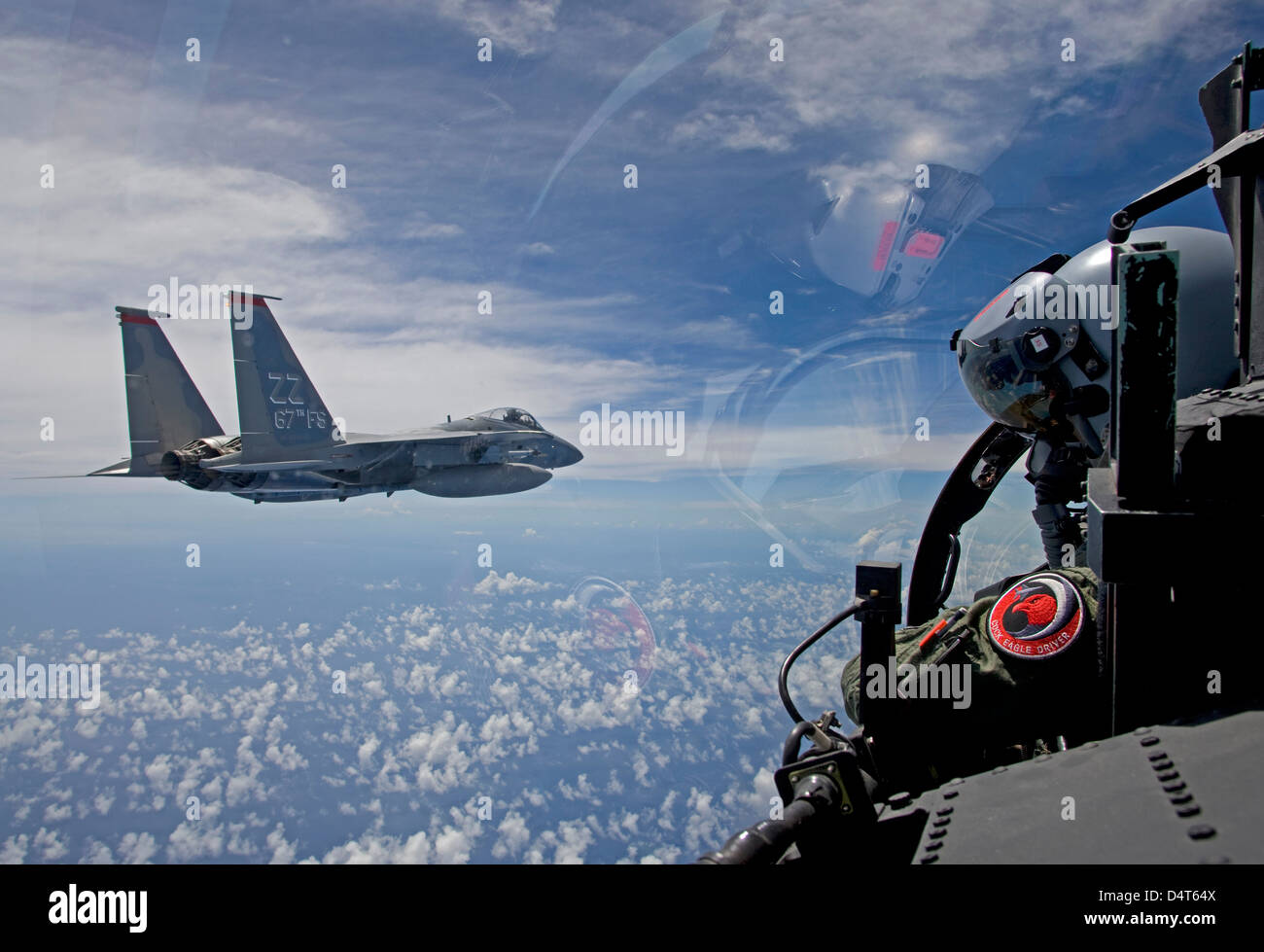 Un F-15 Eagle pilota dalla 67th Fighter Squadron a Kadena Air Base, Okinawa, in Giappone, vola in formazione con il suo wingman. Foto Stock