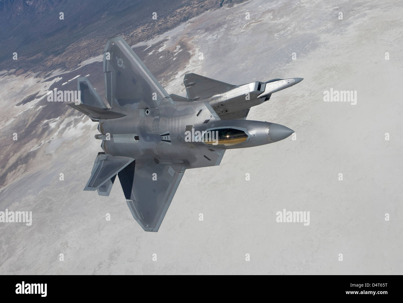 Due F-22 rapaci dalla 49th Fighter Wing manuever durante una missione di addestramento fuori di Holloman Air Force Base in New Mexico. Foto Stock