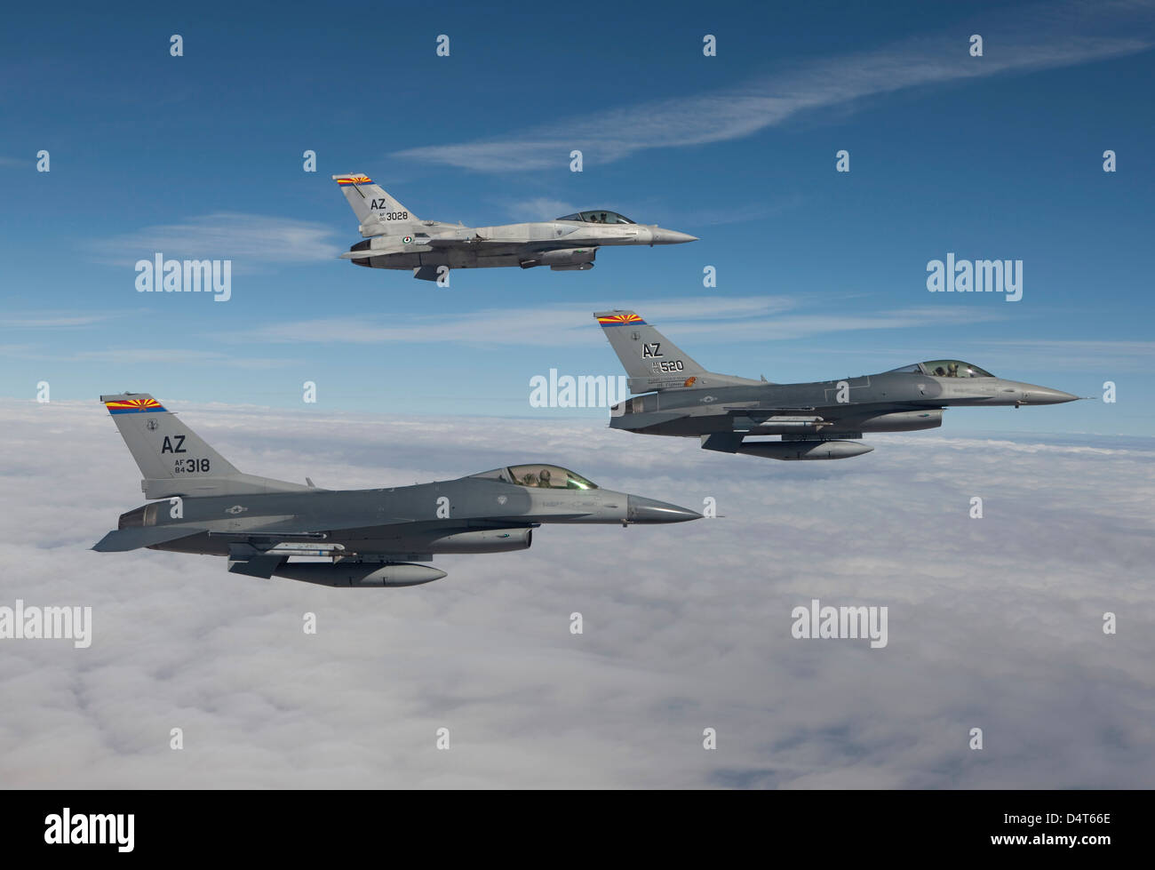 Tre F-16's di stanza presso la 162Fighter Wing in Tucson, Arizona volare in formazione durante una missione di addestramento. Foto Stock