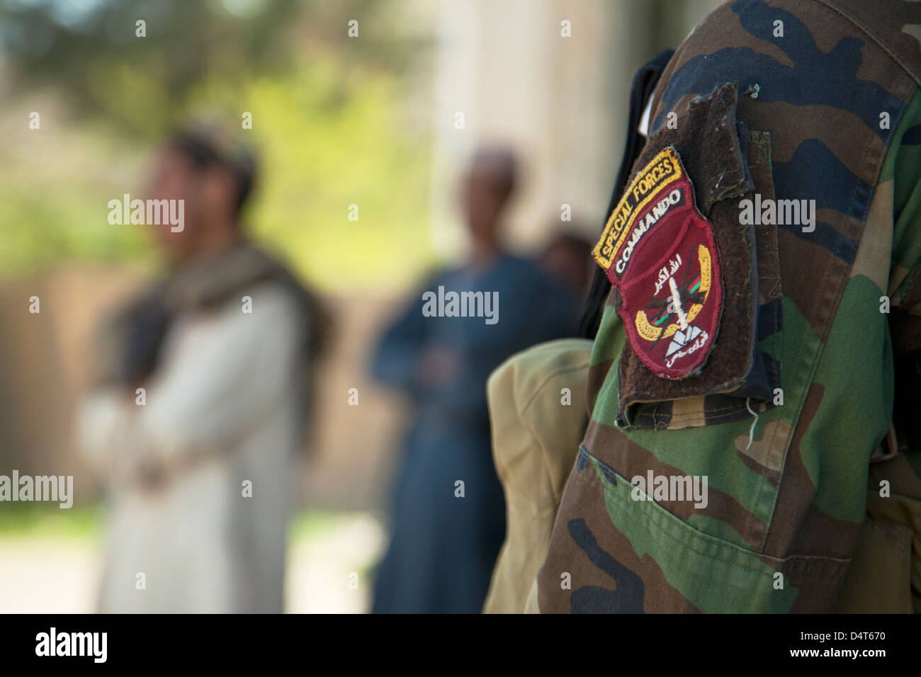 Un esercito nazionale afghano delle forze speciali commando mantiene la sicurezza durante un afghano di polizia locale la convalida di assunzione Marzo 16, 2013 nella provincia di Helmand, Afghanistan. Foto Stock