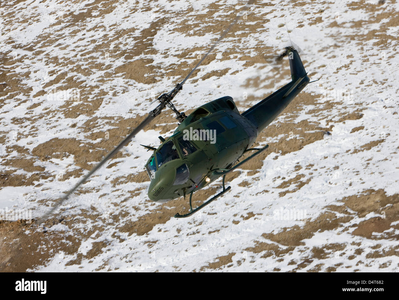Un UH-1N Twin Huey dal 512th RQS vola in una missione di addestramento nei pressi di Kirtland Air Force Base in New Mexico. Foto Stock