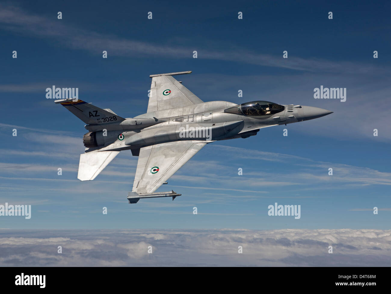 Un F-16E dal 162Fighter Wing manovre durante una missione di addestramento fuori dell'Aeroporto Internazionale di Tucson, Arizona. Foto Stock