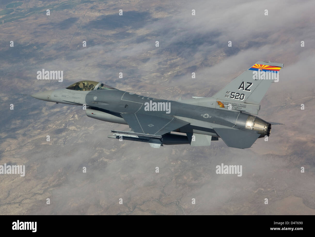 Un F-16 Fighting Falcon da 162Fighter Wing manovre durante una missione di addestramento fuori di Tucson, Arizona. Foto Stock