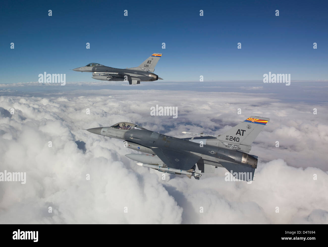 Due F-16's volare in formazione su Arizona. Foto Stock