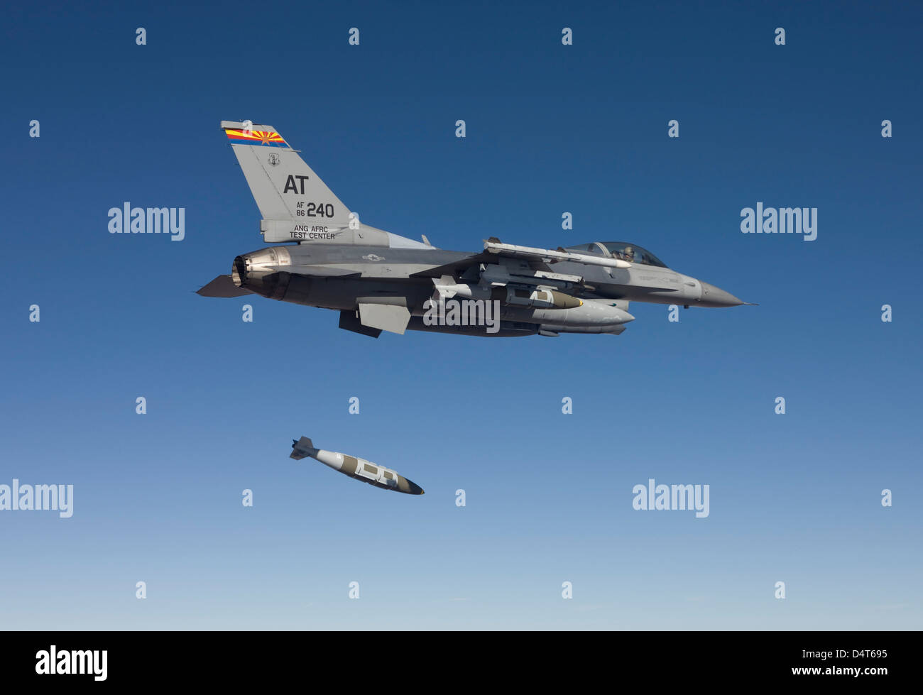 Un F-16 Fighting Falcon rilascia un GBU-31 JDAM Foto Stock
