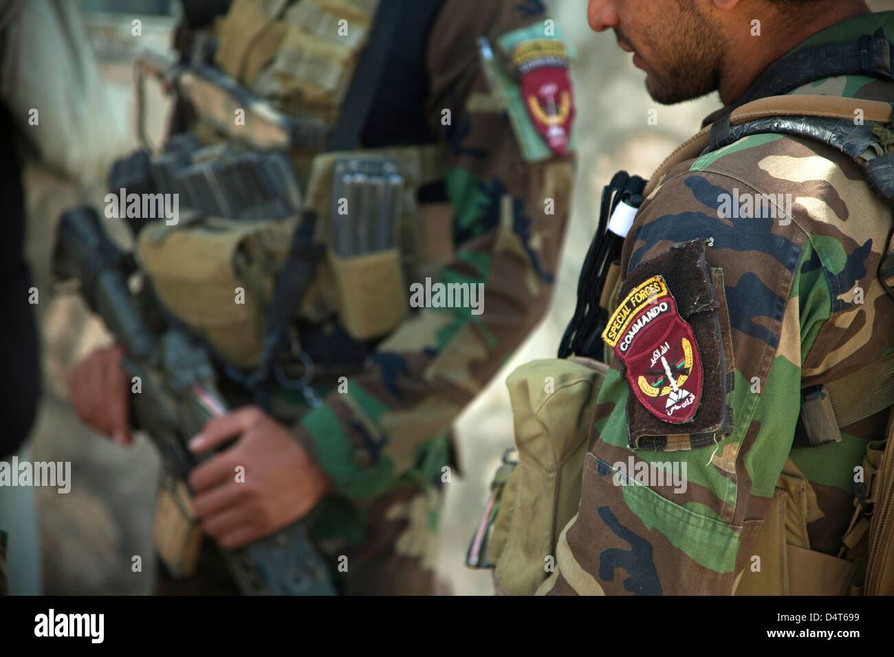 Un esercito nazionale afghano delle forze speciali fornisce la sicurezza durante un afghano di Polizia Locale candidato elaborazione di convalida Marzo 16, 2013 nella provincia di Helmand, Afghanistan. Foto Stock