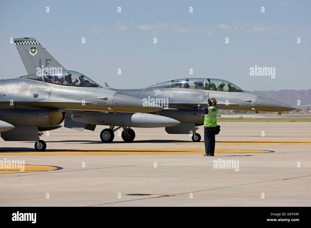 F-16 piloti lavorano con equipaggio capi sui controlli preflight a Luke Air Force Base Foto Stock