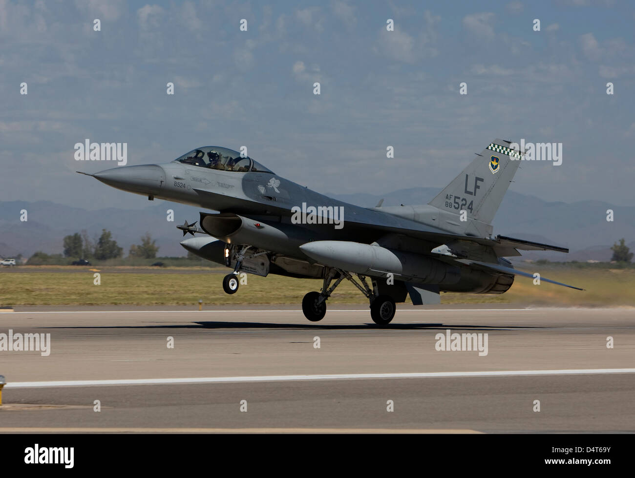 Un 56th Fighter Wing F-16 Fighting Falcon da Luke Air Force Base in Arizona, prende il largo su una missione di addestramento. Foto Stock