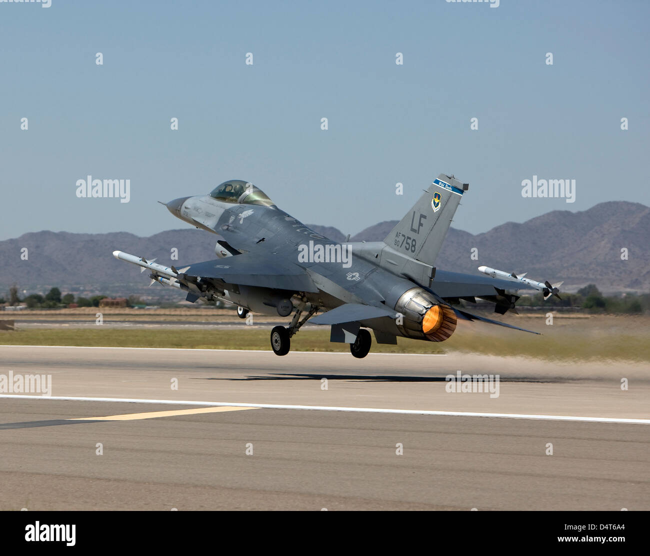 Un 56th Fighter Wing F-16 Fighting Falcon da Luke Air Force Base in Arizona, prende il largo su una missione di addestramento. Foto Stock