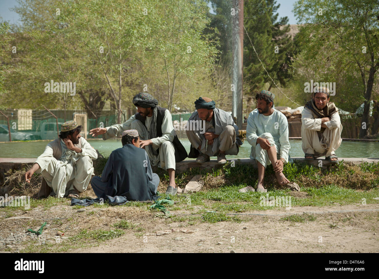 Afghan Polizia Locale candidati attendere per soddisfare con la polizia nazionale afgana e l esercito nazionale afgano forze speciali durante un ALP il processo di validazione 16 marzo 2013 nella provincia di Helmand, Afghanistan. Foto Stock