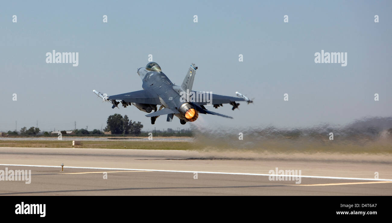 Un 56th Fighter Wing F-16 Fighting Falcon da Luke Air Force Base in Arizona, prende il largo su una missione di addestramento. Foto Stock