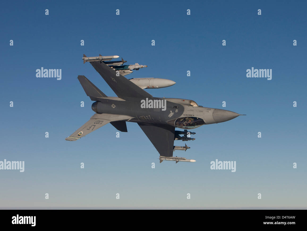 Un F-16 Fighting Falcon da Luke Air Force Base in Arizona, manuevers durante una missione di addestramento. Foto Stock
