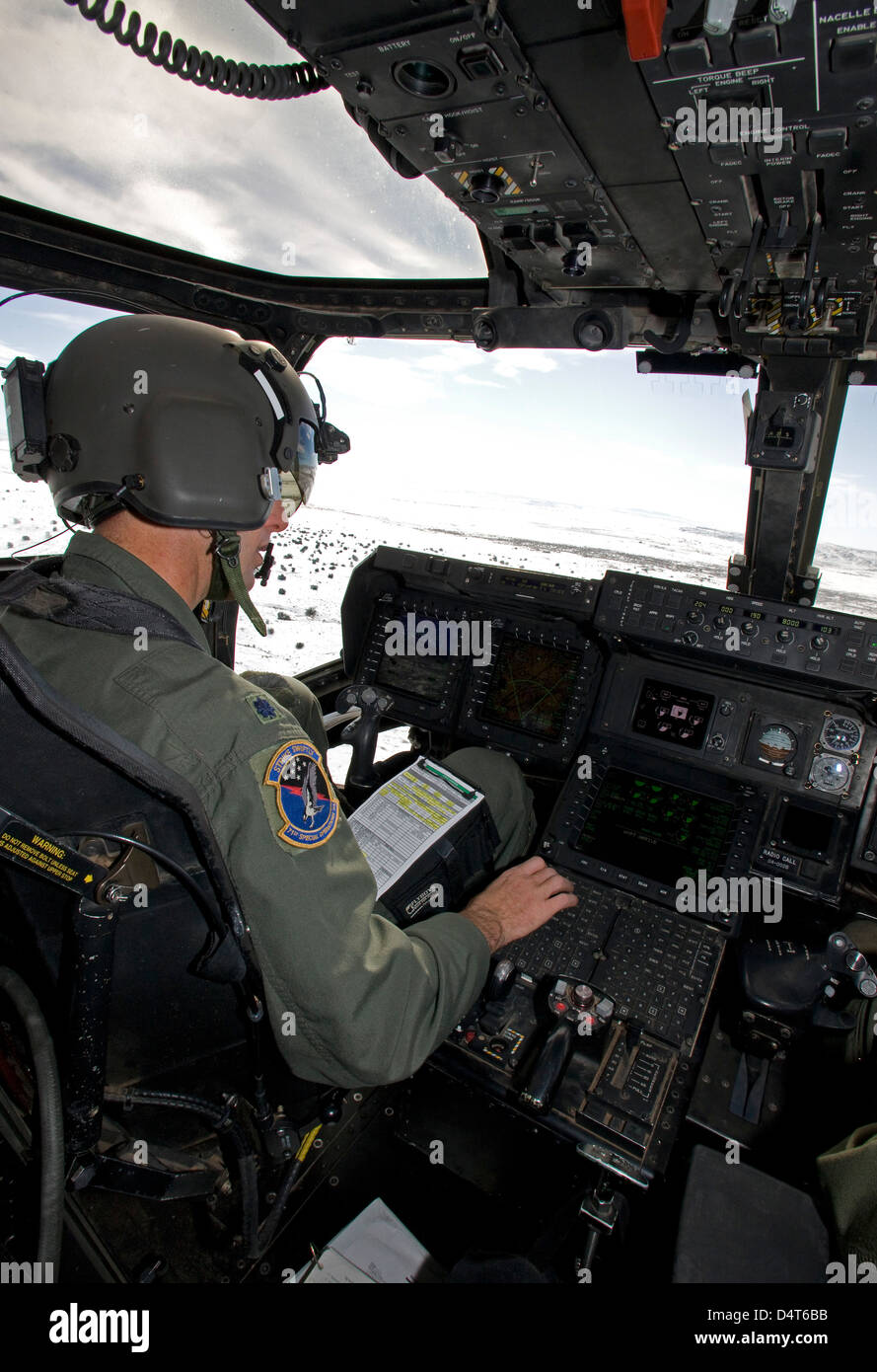 Pilota di un CV-22 Osprey va oltre i suoi strumenti nel cockpit. Foto Stock