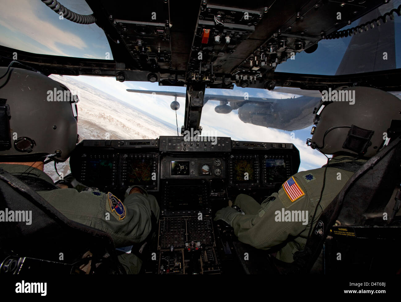 Un CV-22 Osprey antenna onducts il rifornimento di carburante con un HC-130 aeromobili. Foto Stock