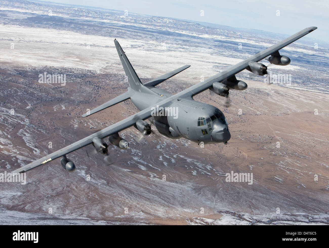 Un MC-130 che manuevers durante una missione di addestramento su Nuovo Messico. Foto Stock