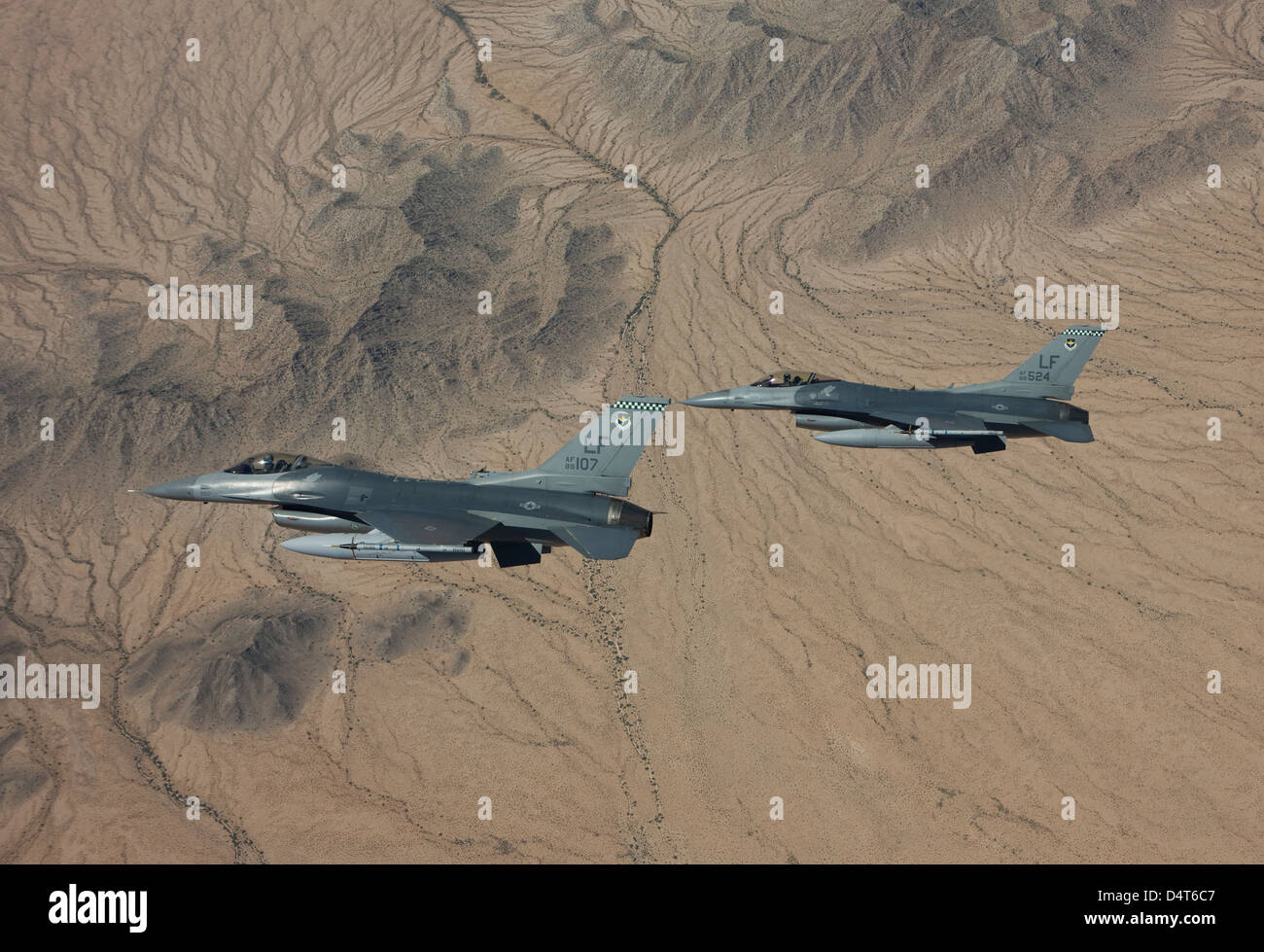 Due F-16's dalla 56th Fighter Wing a Luke Air Force Base in Arizona, manuever su una missione di addestramento oltre il deserto dell'Arizona. Foto Stock