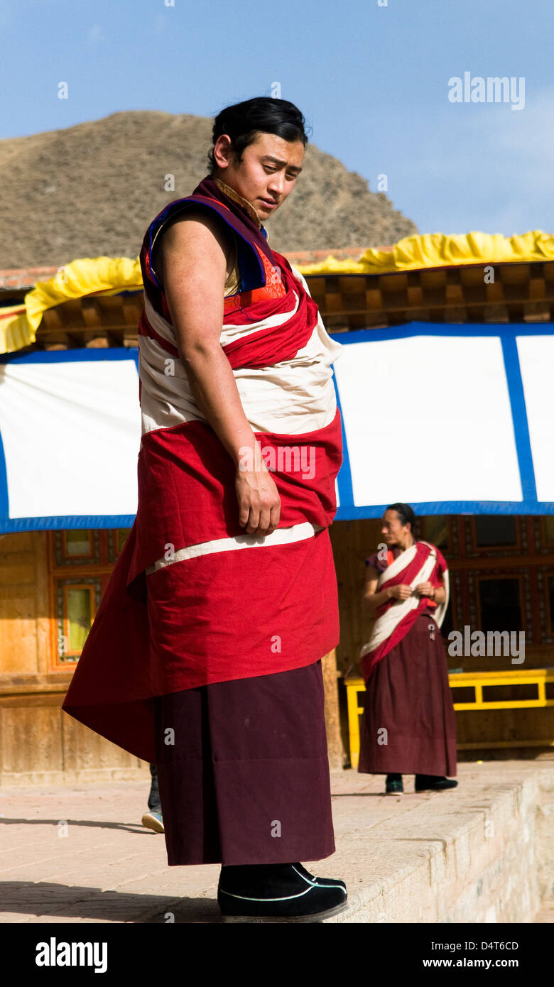 Ngakpa gli uomini nel loro tempio in Tibet orientale. Foto Stock