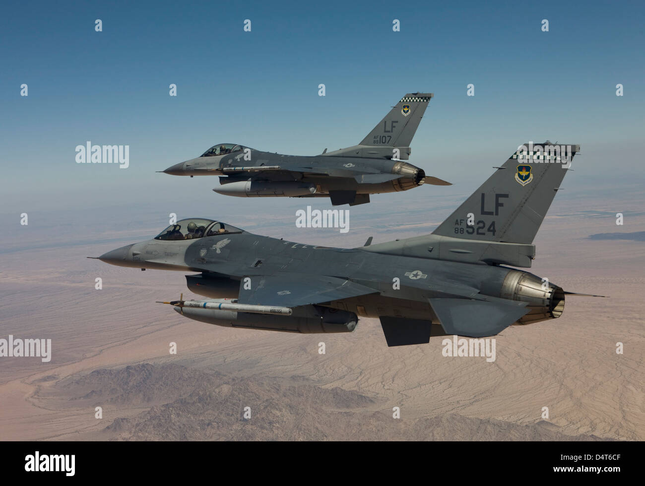 Due F-16's dalla 56th Fighter Wing a Luke Air Force Base in Arizona, volare in formazione su Arizona. Foto Stock