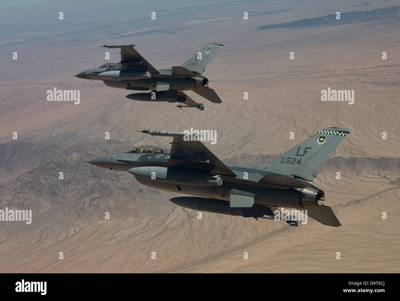 Due F-16's dalla 56th Fighter Wing a Luke Air Force Base in Arizona, manuever su una missione di addestramento oltre il deserto dell'Arizona. Foto Stock