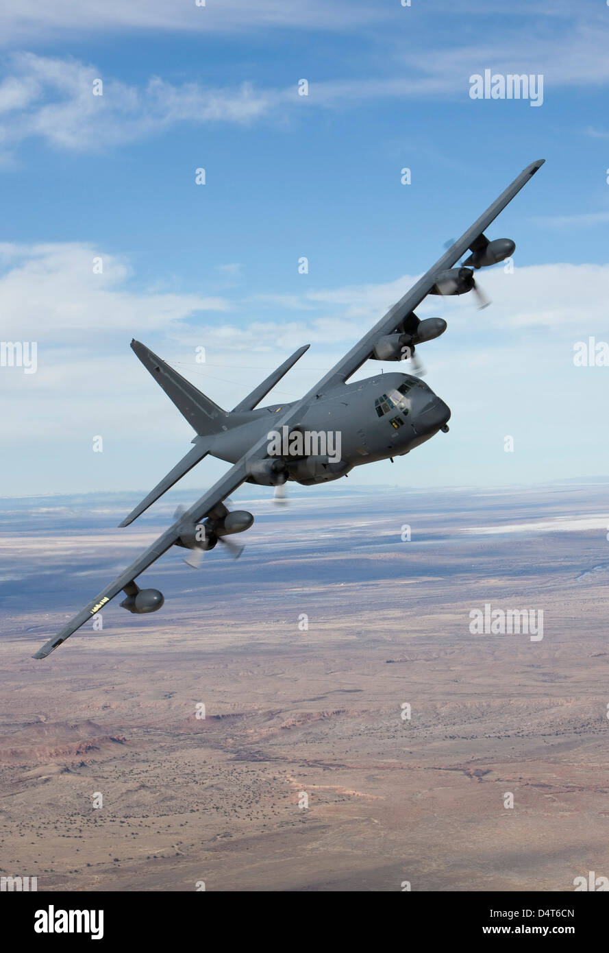 Un MC-130 che manuevers durante una missione di addestramento su Nuovo Messico. Foto Stock