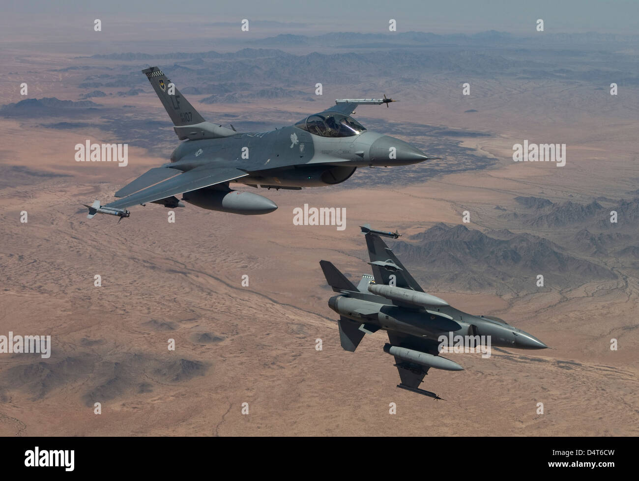 Due F-16's dalla 56th Fighter Wing a Luke Air Force Base in Arizona, manuever su una missione di addestramento oltre il deserto dell'Arizona. Foto Stock