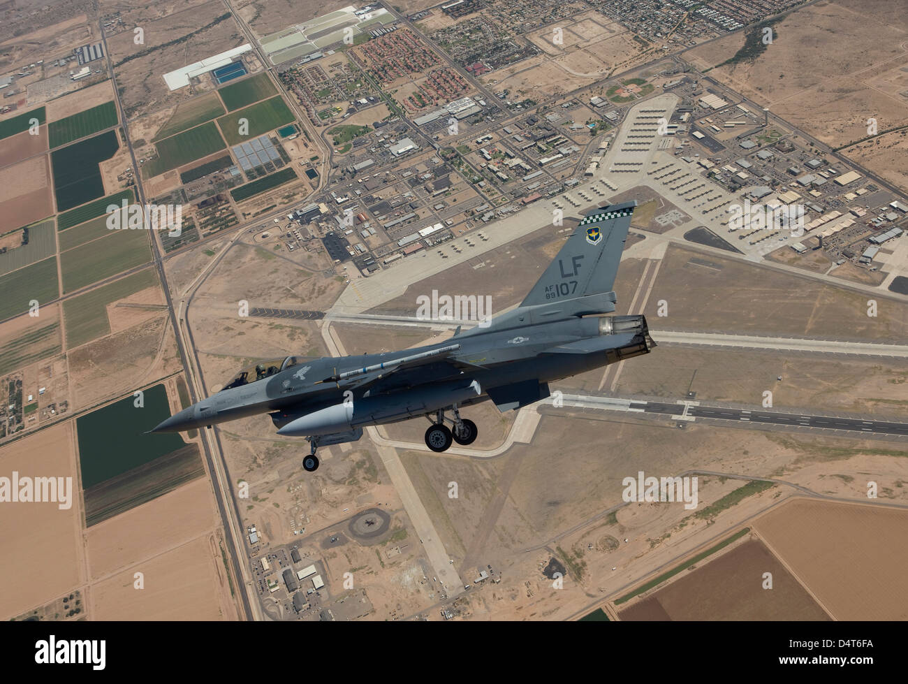 Un F-16 Fighting Falcon dalla 56th Fighter Wing a Luke Air Force Base in Arizona, esegue un OFS durante una missione di addestramento. Foto Stock