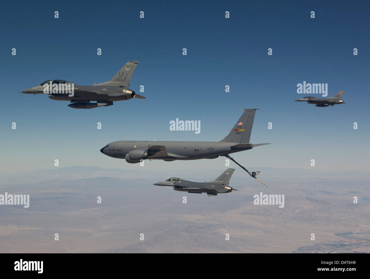 Tre F-16's si uniscono con una KC-135 over Arizona. Foto Stock