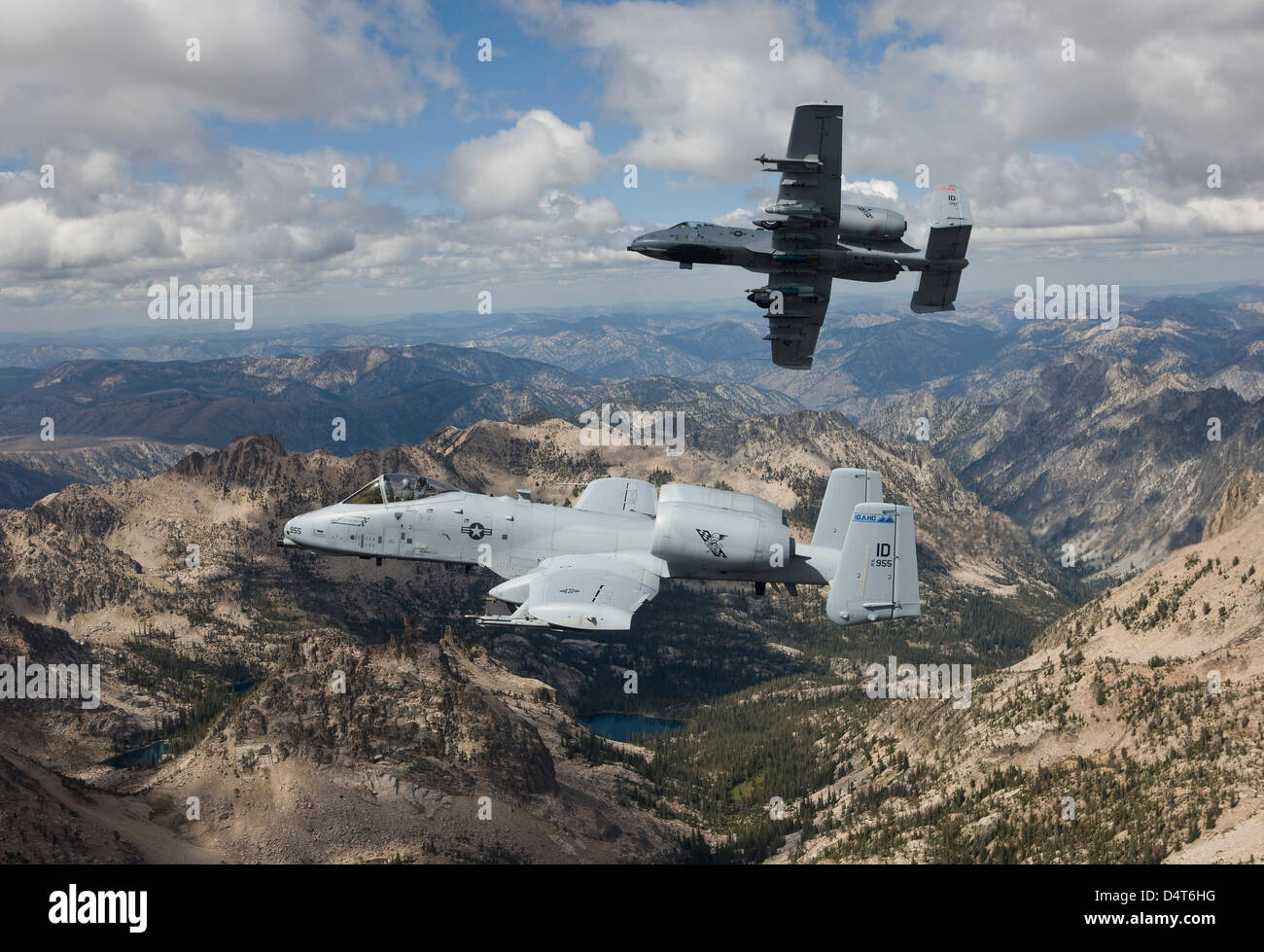 Due A-10 del Thunderbolt da 124Fighter Wing's 190Fighter Squadron sorvolare le montagne a dente di sega in Idaho centrale. Foto Stock