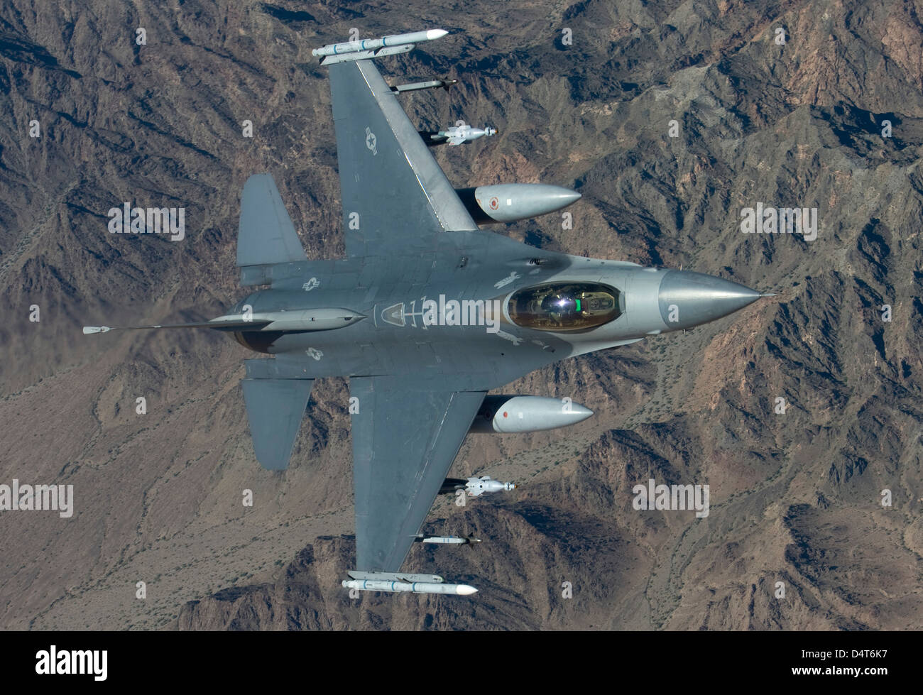 Un 56th Fighter Wing F-16 Fighting Falcon da Luke Air Force Base in Arizona, manuevers durante una missione di addestramento. Foto Stock
