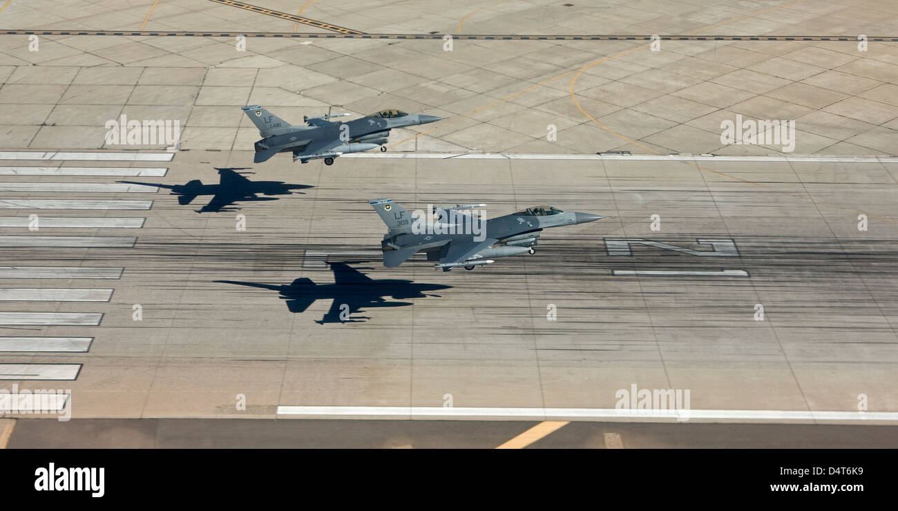 Due F-16's dalla 56th Fighter Wing a Luke Air Force Base in Arizona, terra in formazione sulla pista 21. Foto Stock